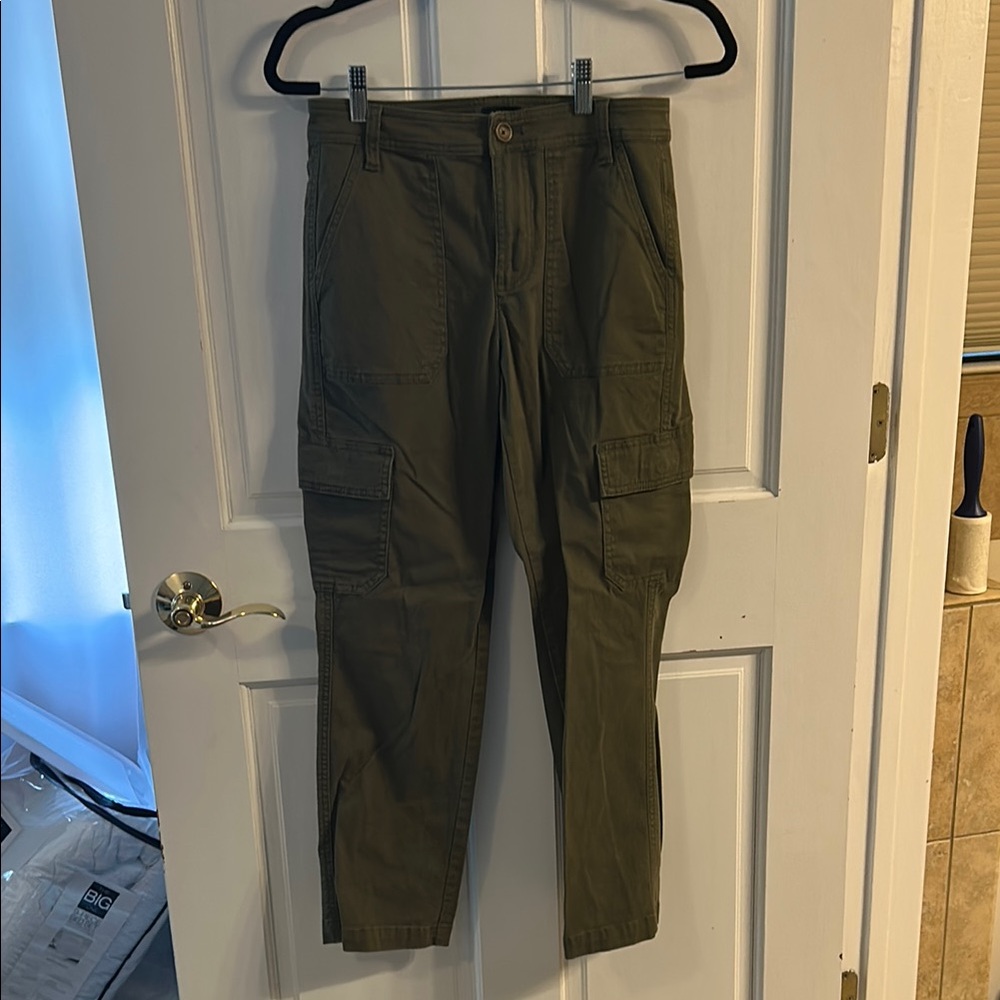 Jcrew women’s Olive Cargo Pants. Size 2